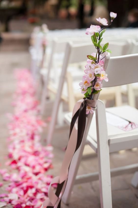 decor de chaise de ceremonie mariage romantique avec branche fleurs de cerisier